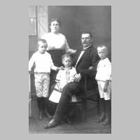 107-0046 Fritz-Wilhelm Stadie mit seiner Ehefrau Lina-Auguste, geb. Kuthning und den Kindern Alfred, Margarete und Heinz.jpg